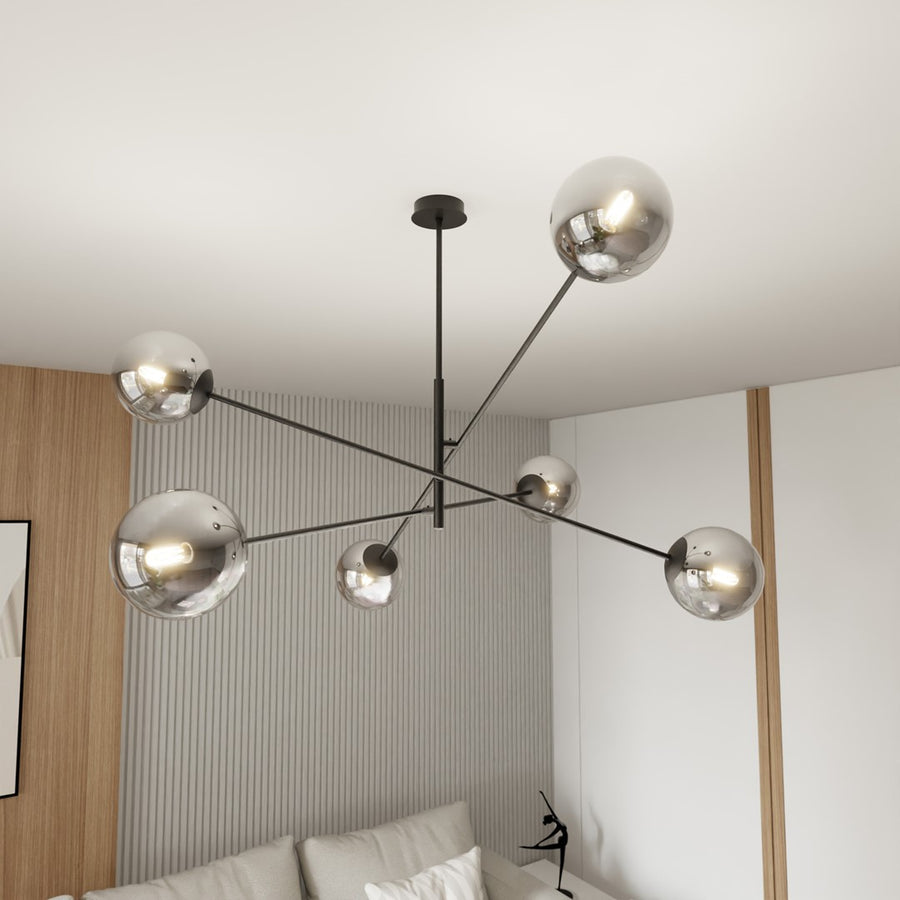 Plafonnier installé au plafond dans un salon, globes fumés allumés et bras anthracite