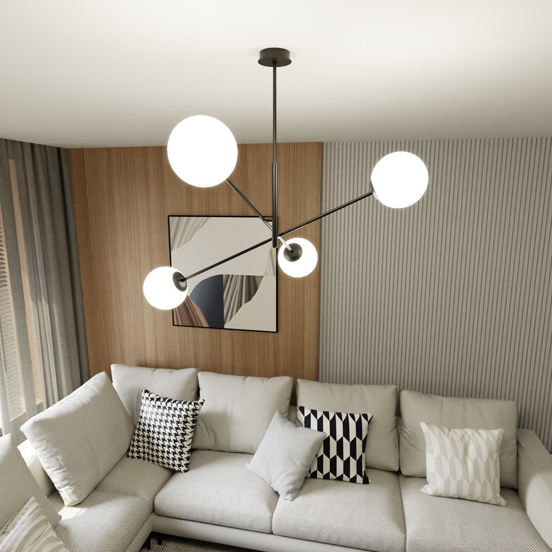 Détail du plafonnier noir et de ses globes blancs dans un salon contemporain