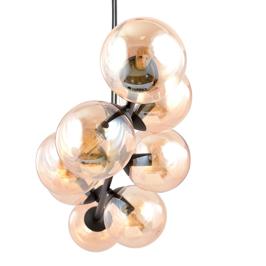 Détail de près : globes de verre ambré et structure noire, ampoules visibles