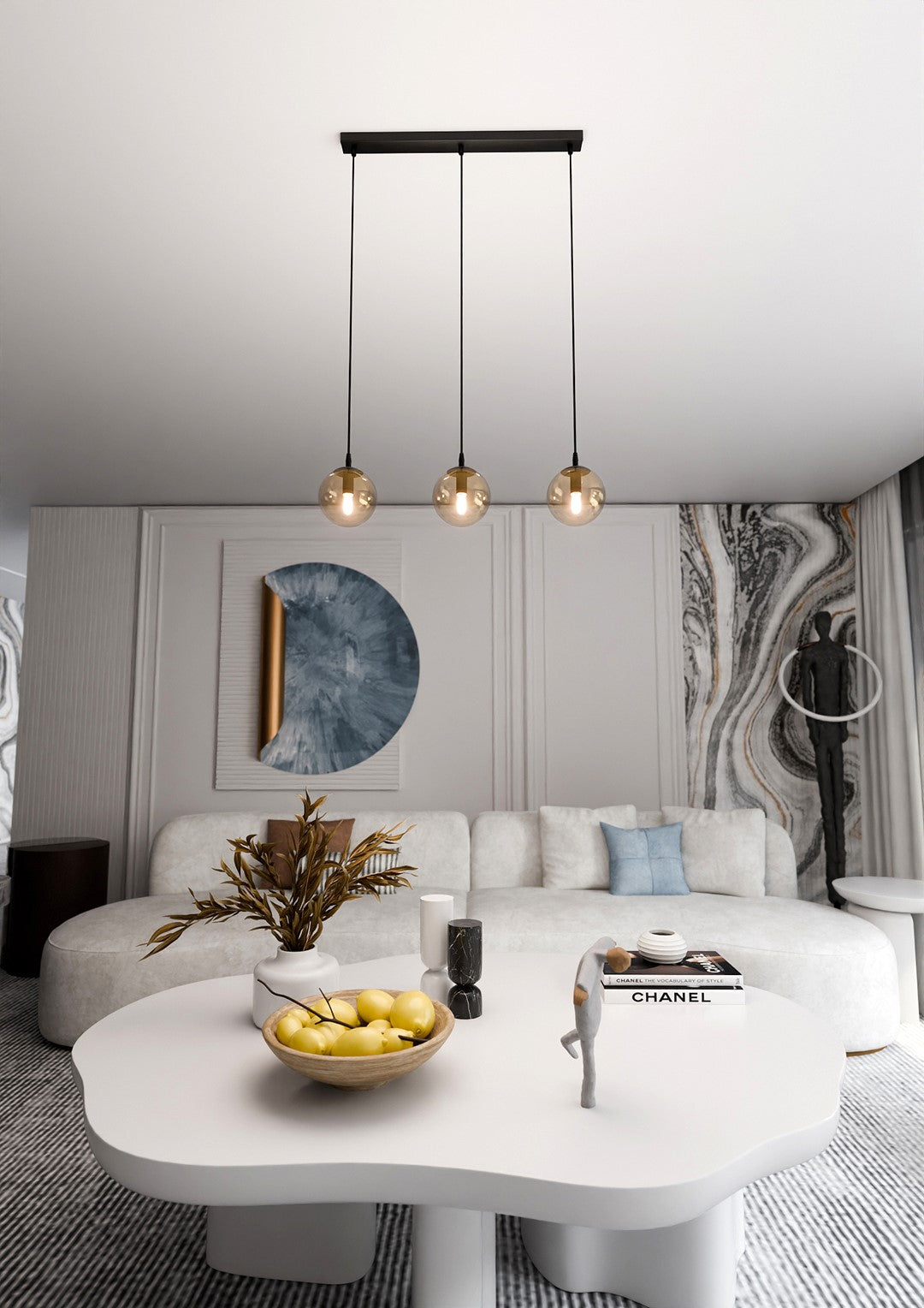 Mise en ambiance dans un salon clair, suspension noire à trois globes au-dessus du canapé.