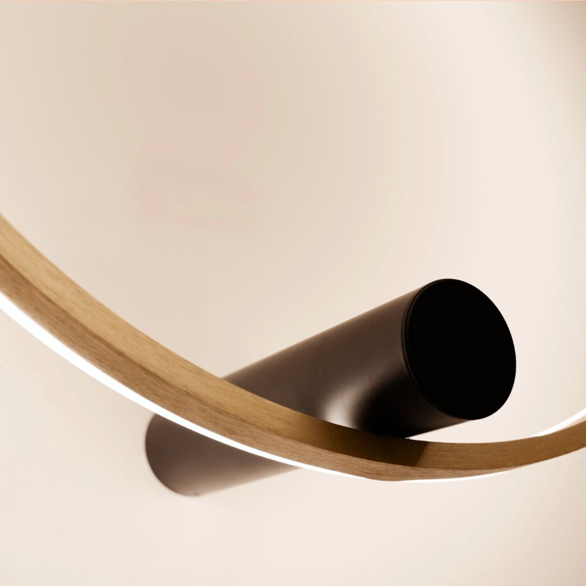 Détail de l'anneau en bois et du support cylindrique noir du luminaire
