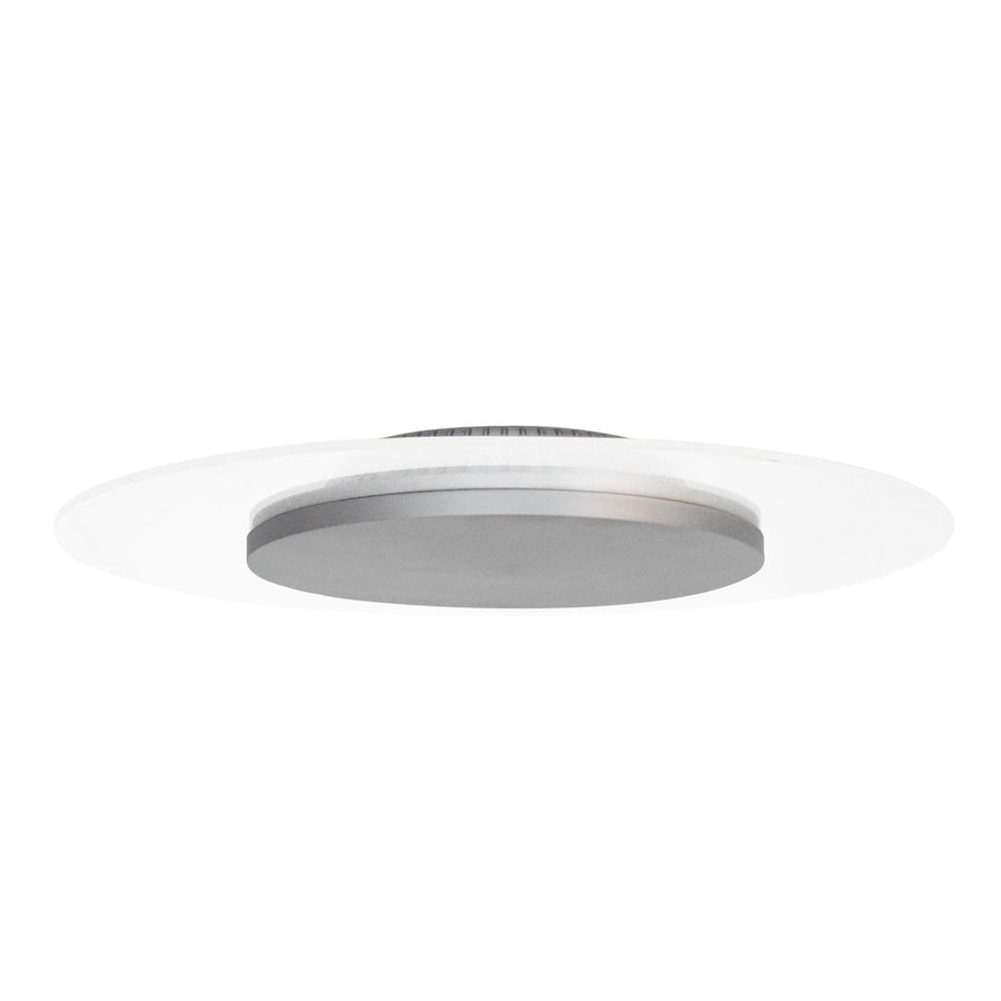 Plafonnier rond argenté vu de profil, avec large diffuseur blanc et centre métallique gris.
