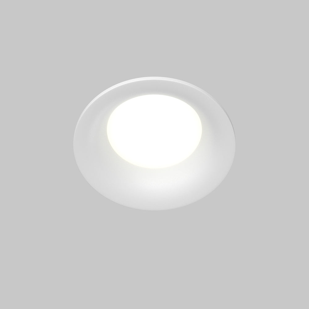 Spot encastré rond blanc vu de face sur fond gris neutre