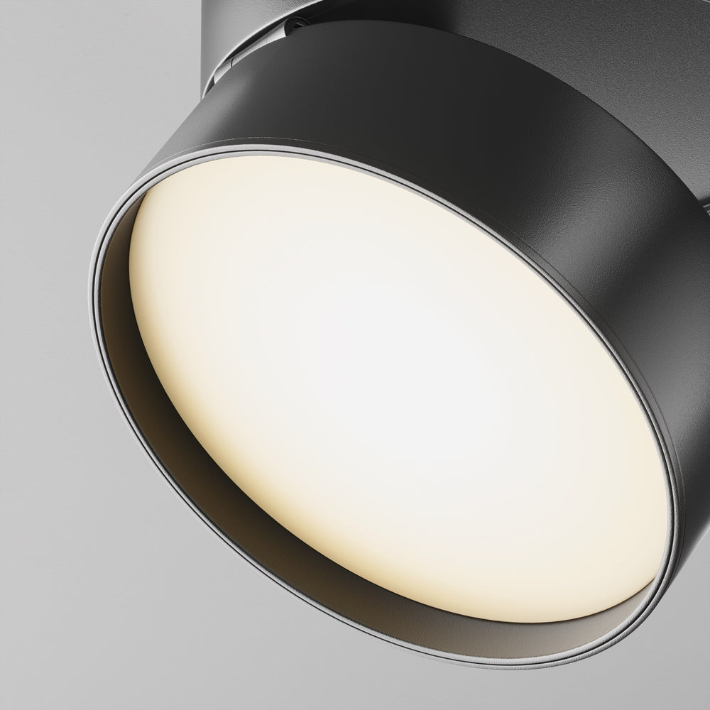 Gros plan sur la bague noire et le diffuseur opalin du spot