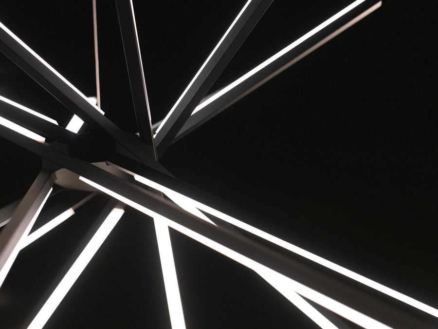 Détail rapproché de la structure centrale et des tubes LED lumineux