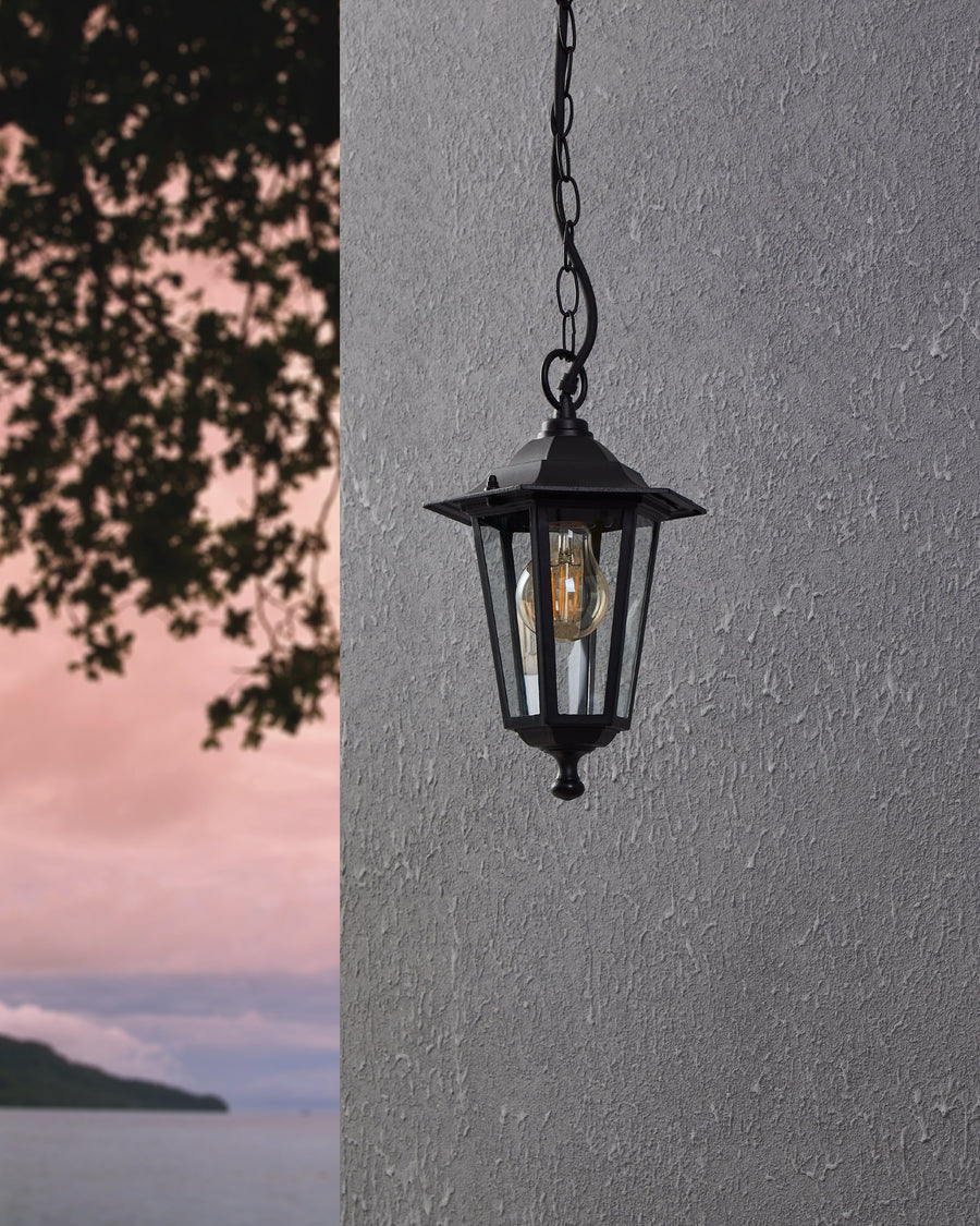 Vue rapprochée de la suspension allumée sur fond de ciel rose