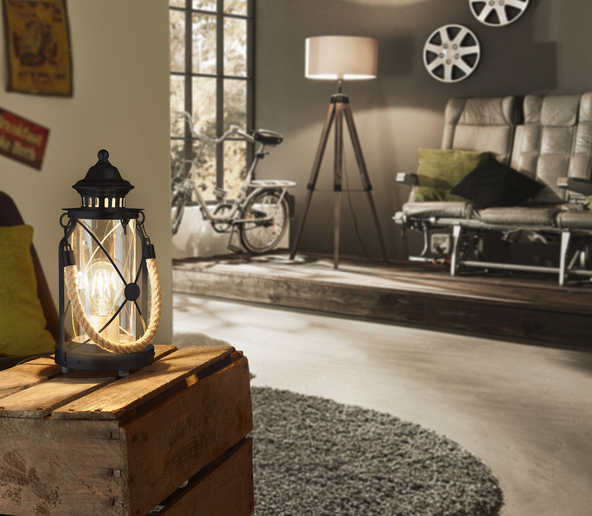 Mise en ambiance, lampe posée sur caisse en bois dans un salon