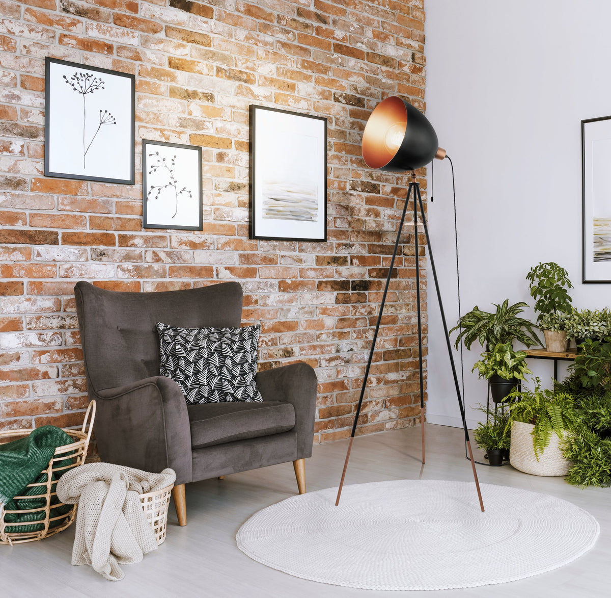 Lampadaire en situation dans un salon industriel, fauteuil en velours et mur de briques
