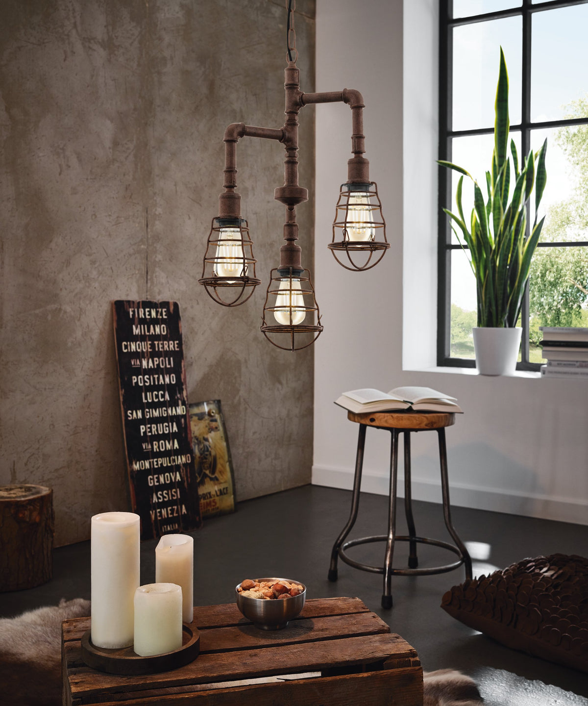 Mise en ambiance intérieure rustique, suspension allumée au-dessus d'une table en bois avec bougies