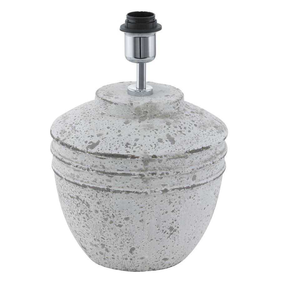 Gros plan sur la texture mouchetée du socle et la douille chromée