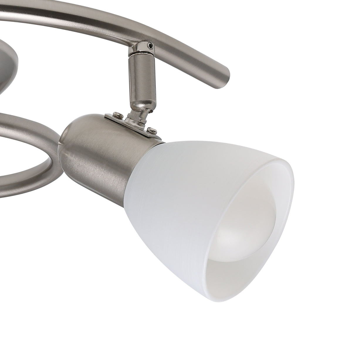 Gros plan sur une tête orientable en nickel satiné et son diffuseur en verre blanc