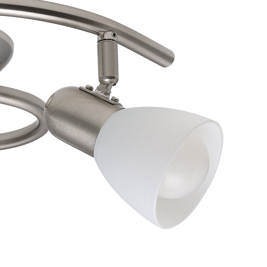 Gros plan sur une tête orientable en nickel satiné et son diffuseur en verre blanc