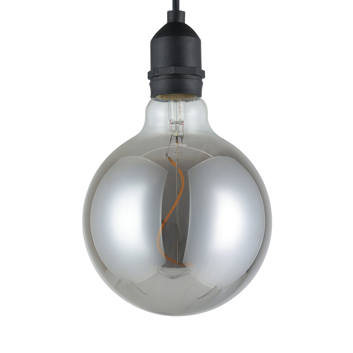 Gros plan sur l'ampoule transparente, filament sinueux et douille noire, fond blanc.