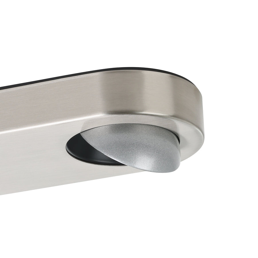 Détail de la finition nickel brossé et du spot orientable strié du luminaire