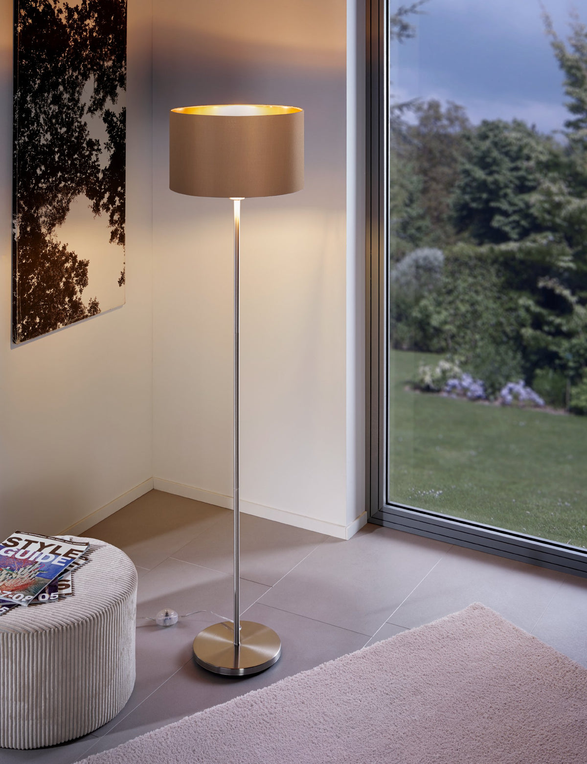 Mise en ambiance dans un salon, près d'une baie vitrée donnant sur un jardin