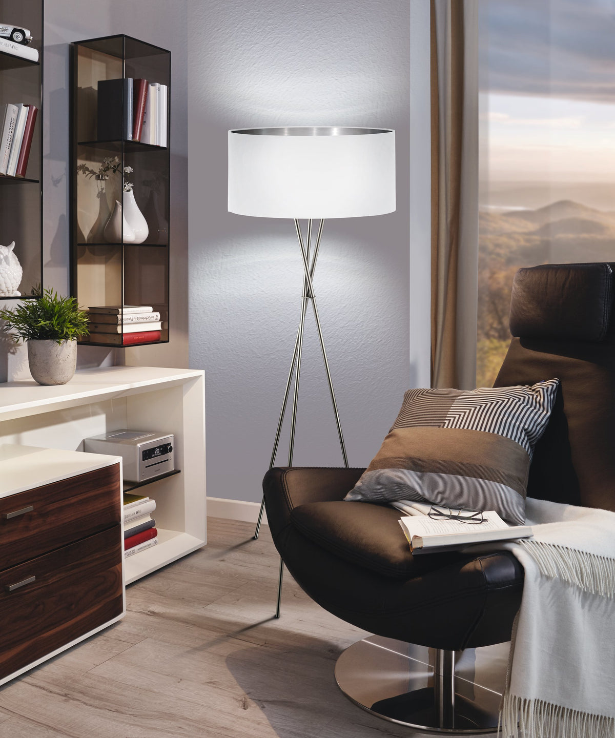 Mise en ambiance dans un salon, lampadaire allumé près d'un fauteuil en cuir