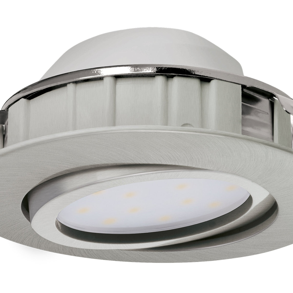 Détail rapproché de la collerette brossée et du module LED du spot.