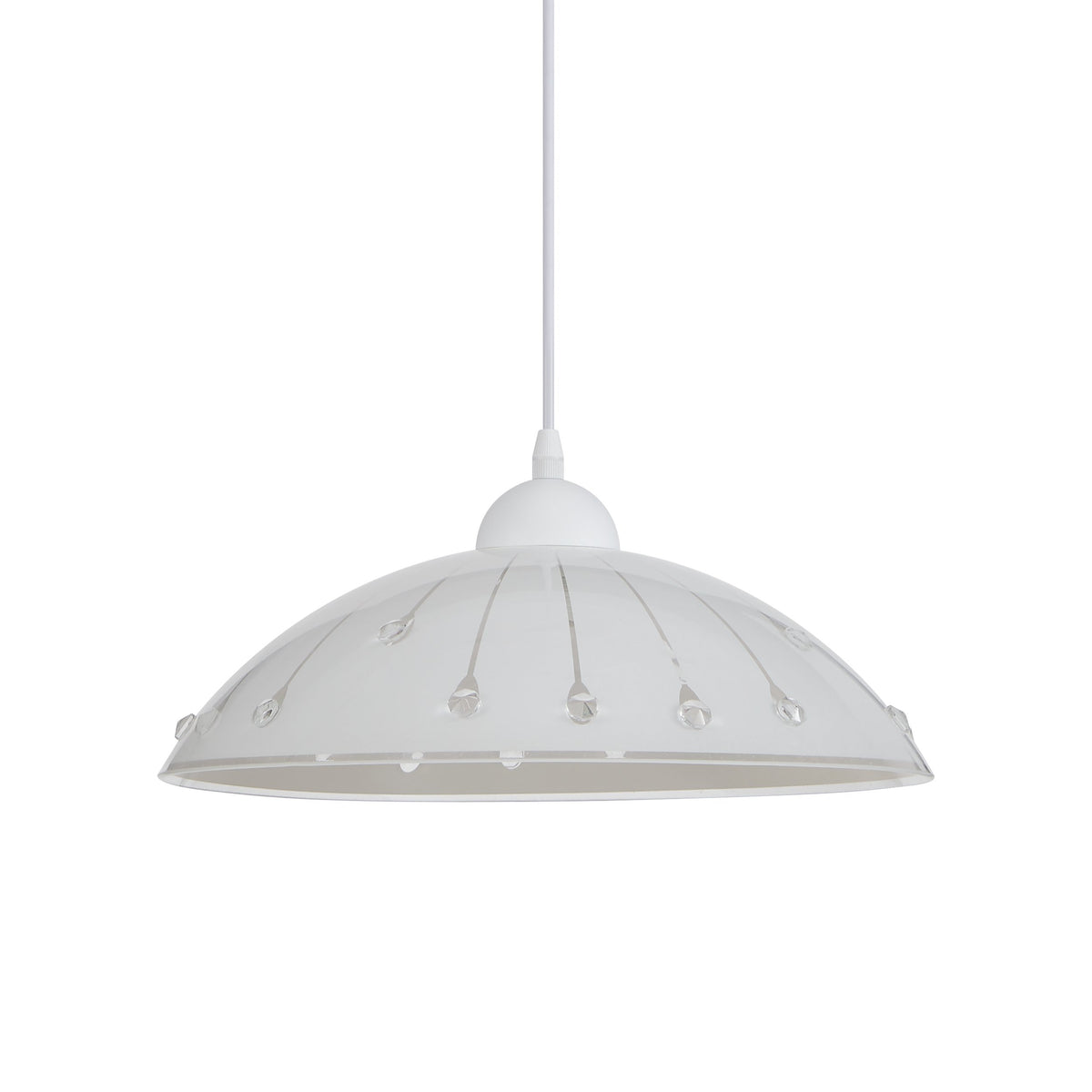 Gros plan sur l'abat-jour blanc et ses pendants de cristal scintillants