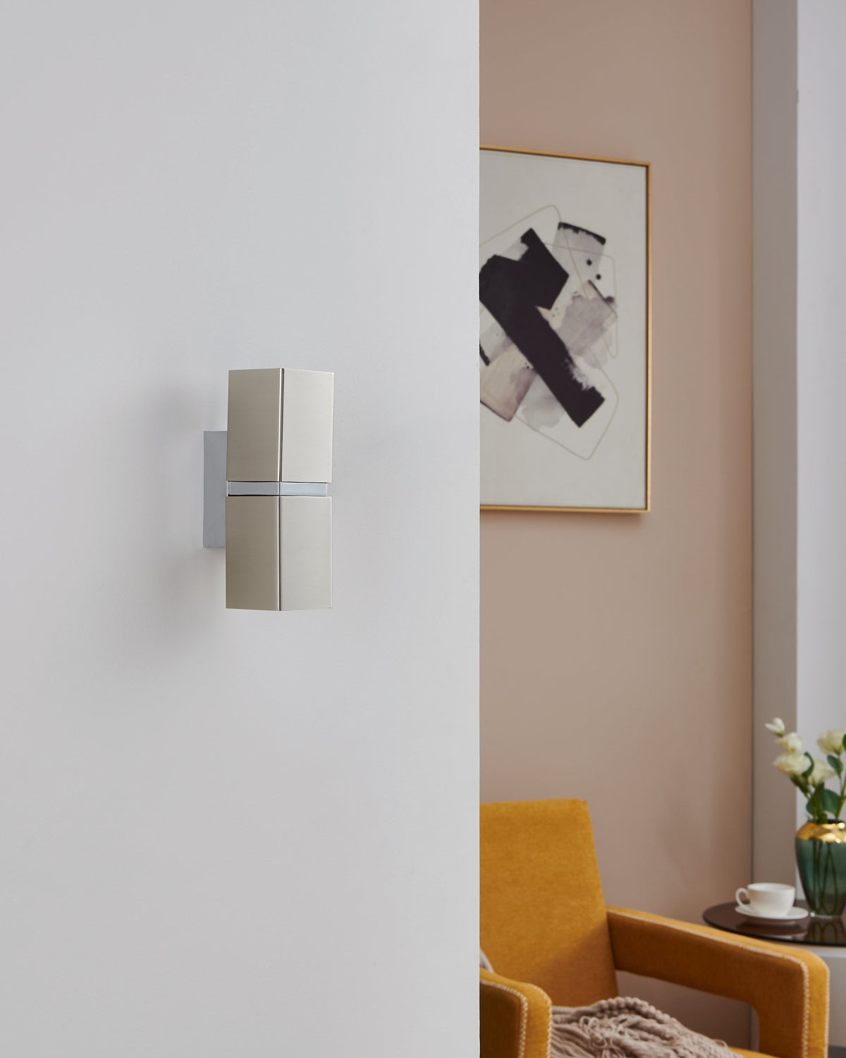 Vue de face de l applique éteinte fixée sur un mur blanc d intérieur