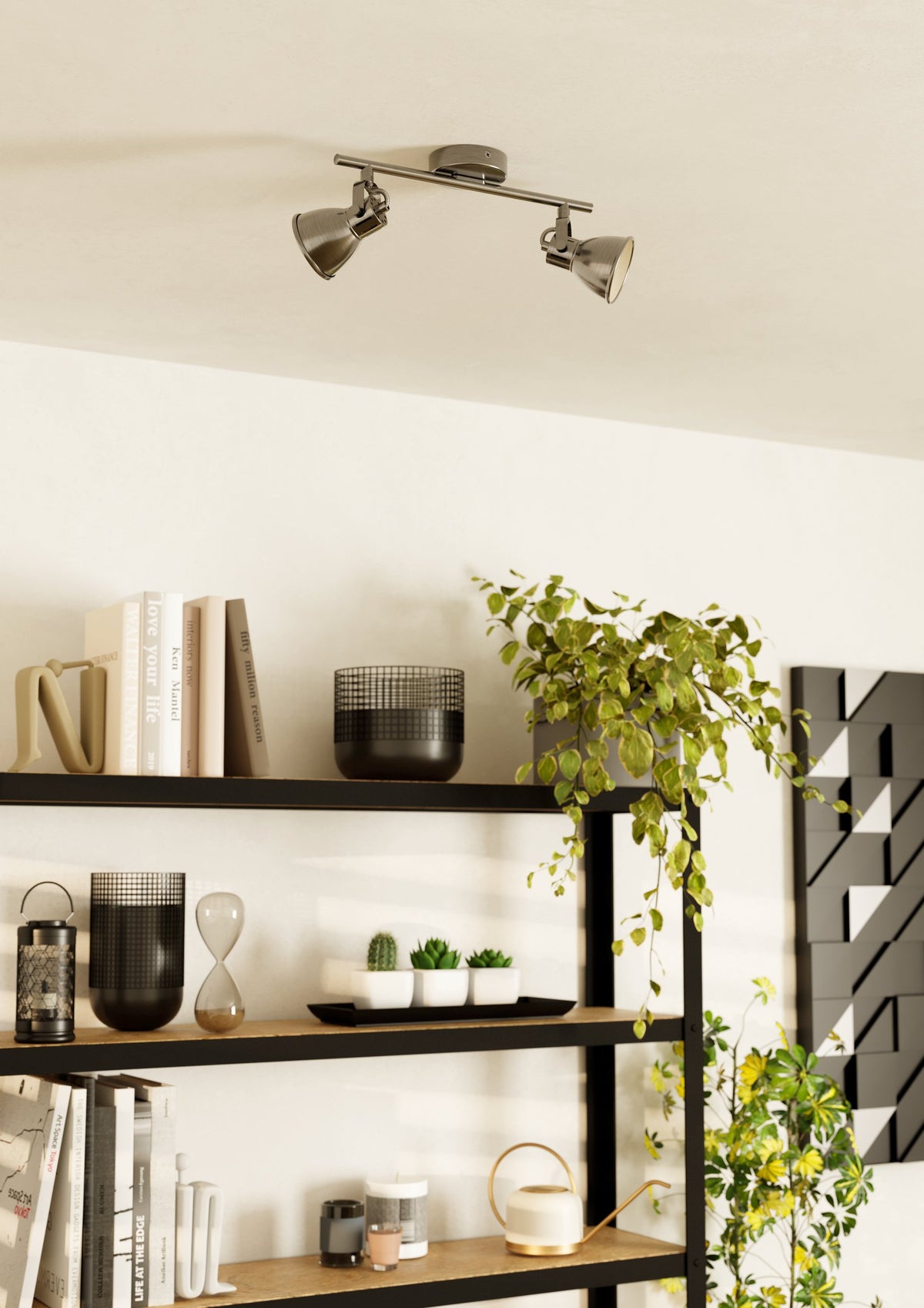 Mise en ambiance du luminaire fixé au plafond au-dessus d'une étagère et de plantes.