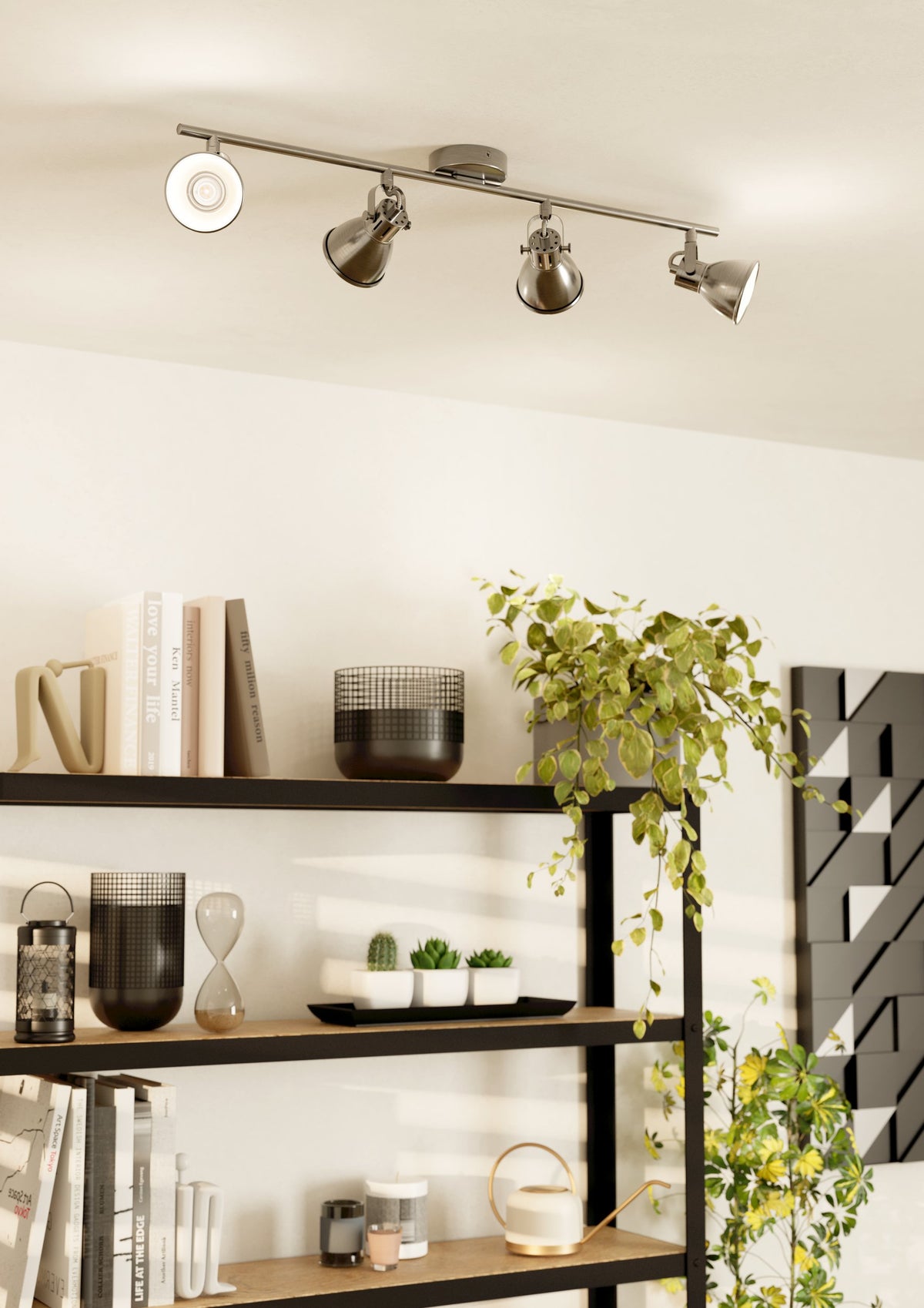 Mise en ambiance du spot plafond allumé au-dessus d'une étagère décorative