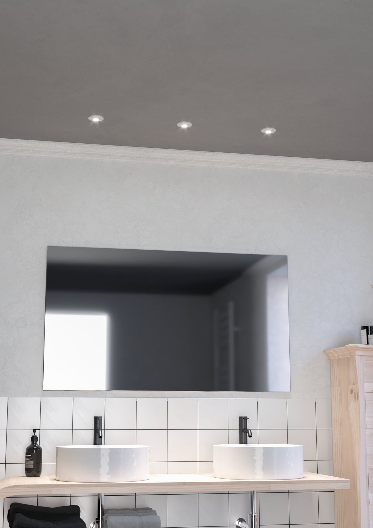 Salle de bain moderne avec trois spots encastrés au plafond et meuble double vasque