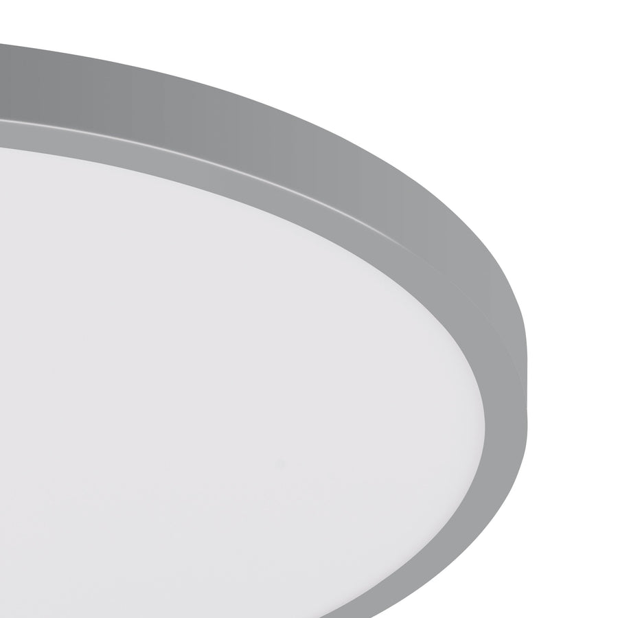 Détail rapproché du bord métallique argenté et du diffuseur blanc du luminaire