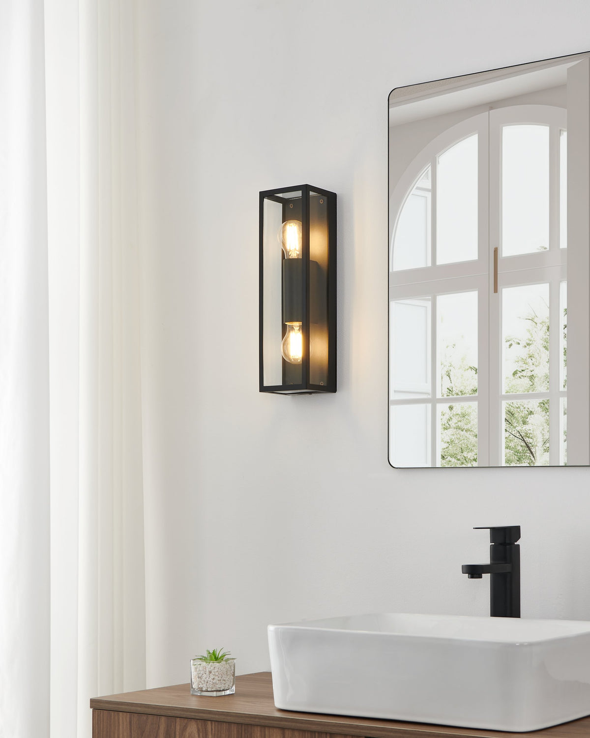 Mise en ambiance salle de bain, applique murale allumée au-dessus d'une vasque blanche