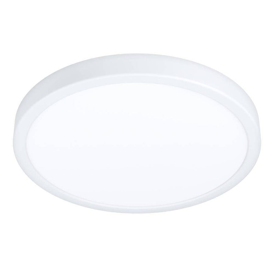 Plafonnier rond blanc vu de face sur fond neutre, diffuseur opale et cerclage