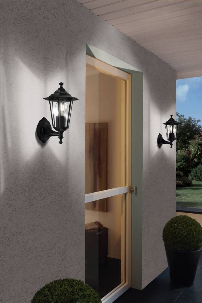 Mise en ambiance de deux appliques noires allumées de part et d'autre d'une porte vitrée