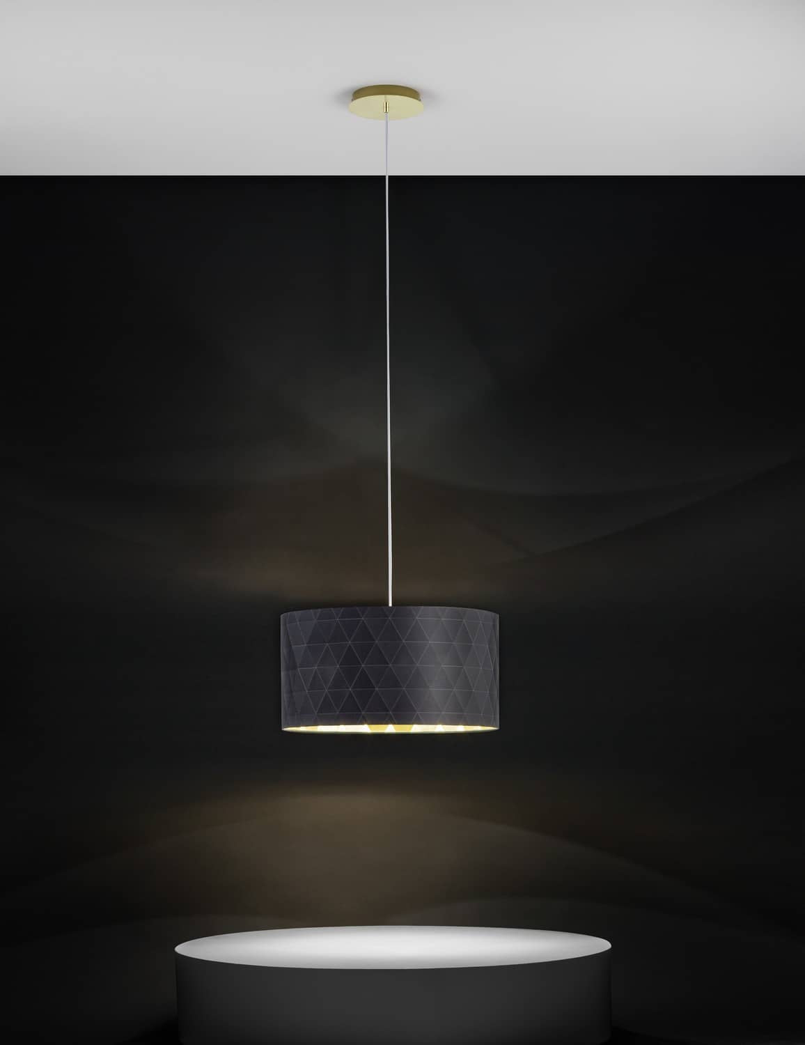 Mise en ambiance du luminaire suspendu au-dessus d'une table, éclairage chaleureux.