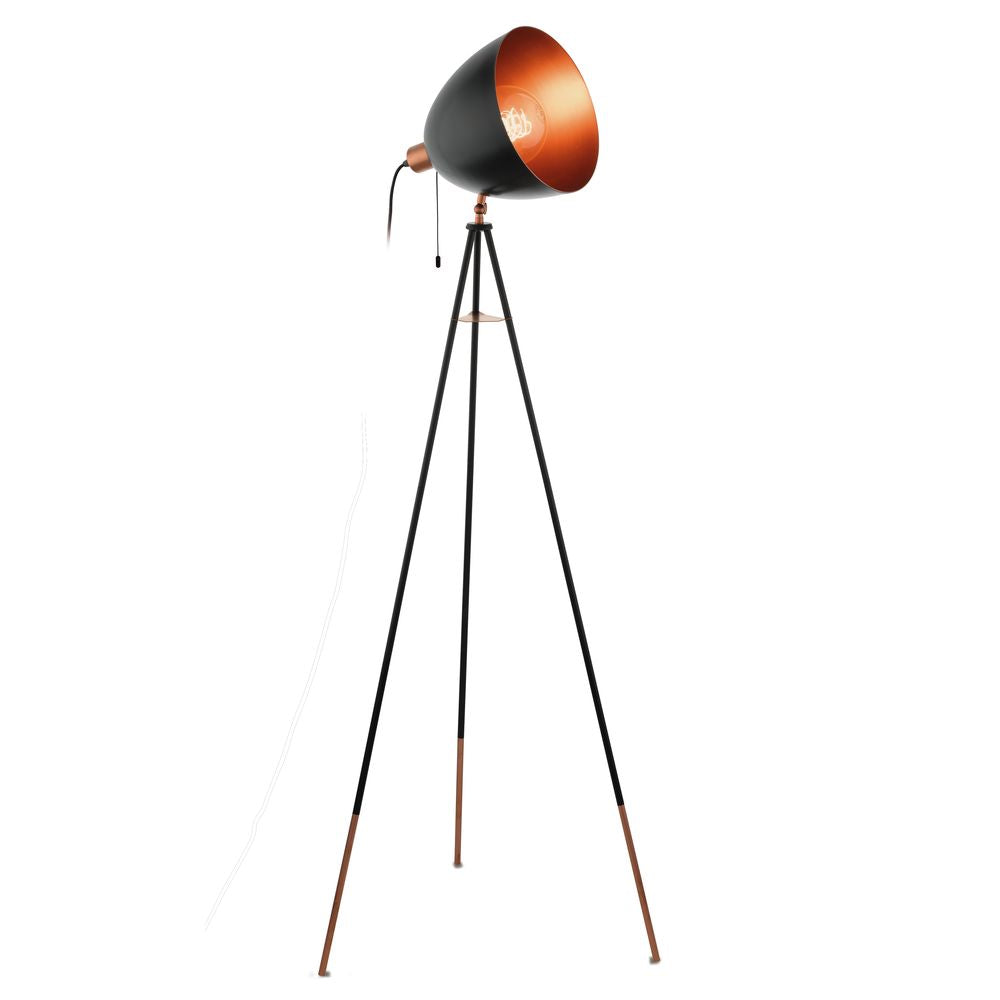 Lampadaire à trépied noir et cuivré avec abat-jour conique orientable sur fond blanc