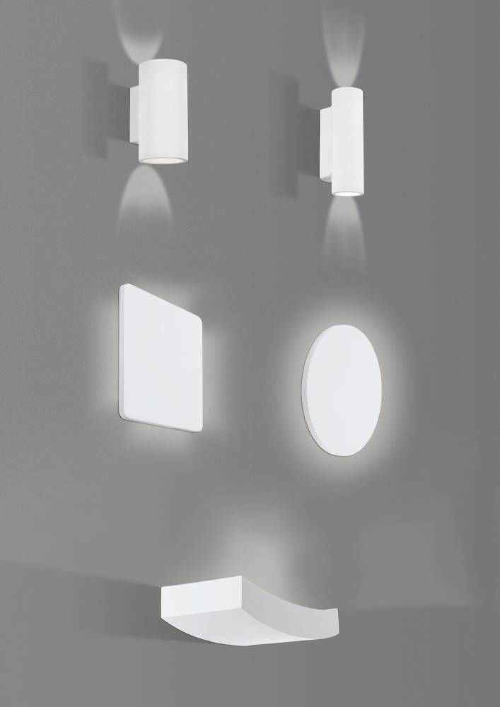 Gamme de luminaires blancs muraux et plafonniers présentés sur fond gris