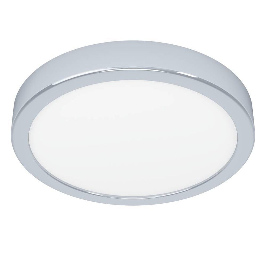 Plafonnier rond vu de face, couronne chromée et diffuseur blanc opaque sur fond blanc