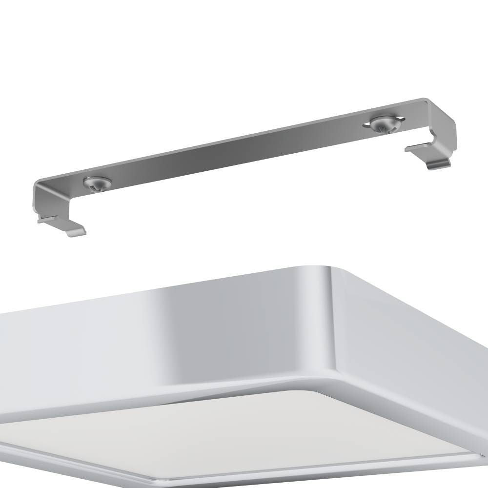 Détail du support de fixation métallique et du coin du luminaire chromé