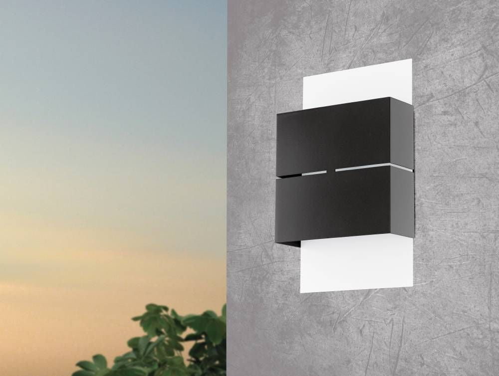 Luminaire mural anthracite et blanc fixé sur béton gris, ciel crépusculaire en arrière-plan
