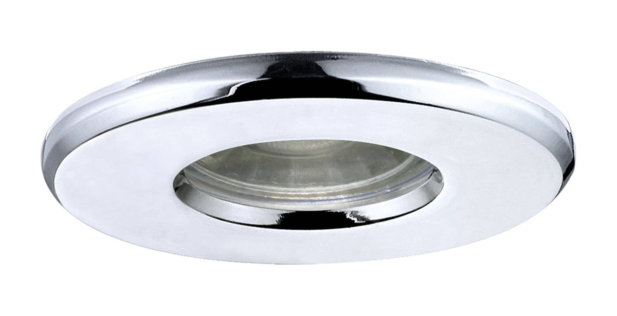 Gros plan sur la finition chromée et l'anneau métallique réfléchissant du luminaire