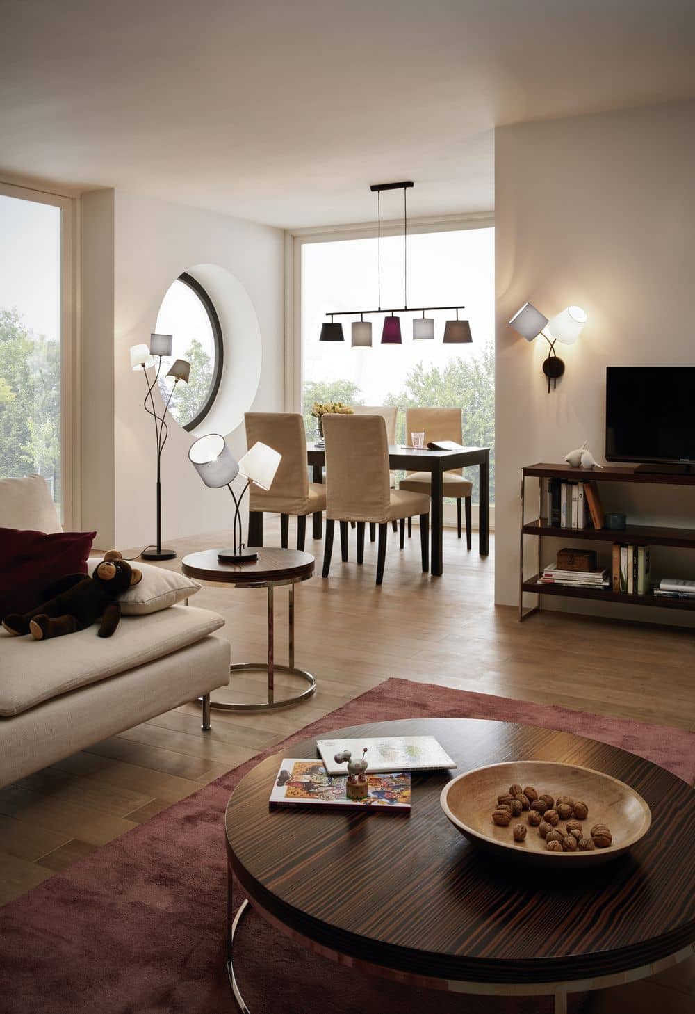 Mise en ambiance dans un salon, applique murale fixée au mur près du meuble TV