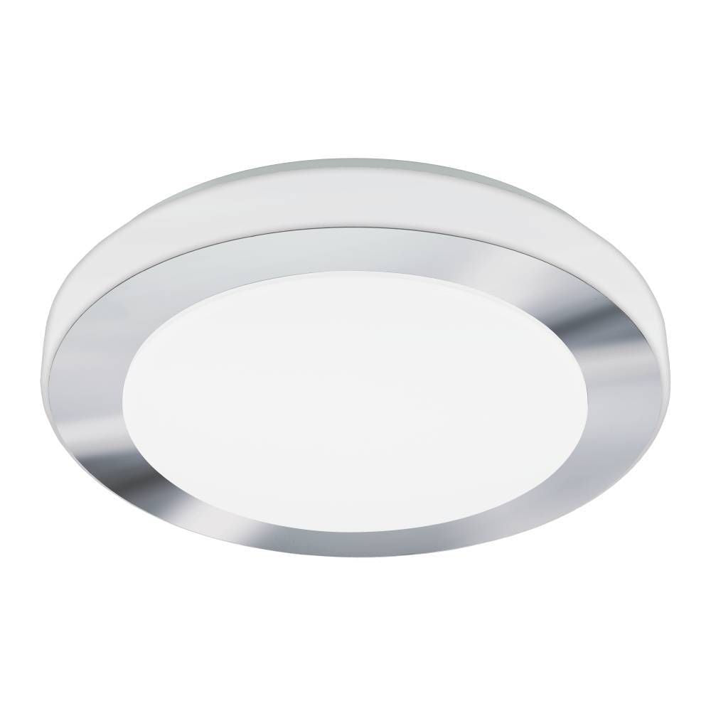 Vue de face du plafonnier rond, diffuseur blanc et cerclage chromé.