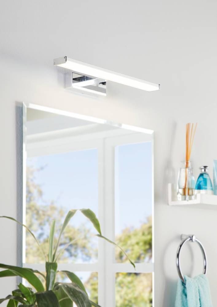 Mise en ambiance du plafonnier fixé au plafond au-dessus d'un miroir de salle de bain