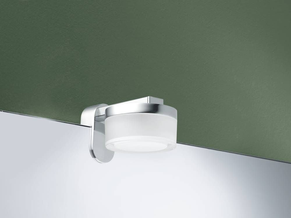 Vue rapprochée de l'applique fixée sur un mur bicolore vert et blanc