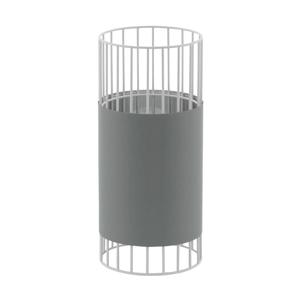 Lampe à poser grise sur fond blanc, abat-jour cylindrique et cage métallique ajourée