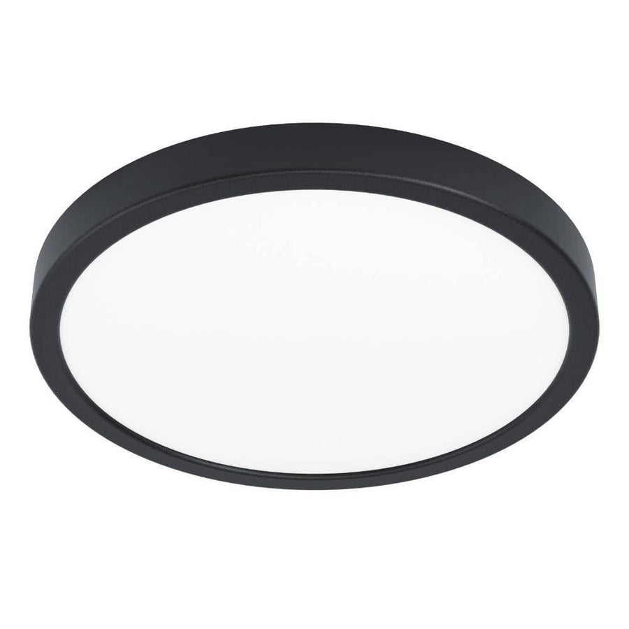 Plafonnier rond noir vu de biais, cerclage fin et diffuseur blanc opalin