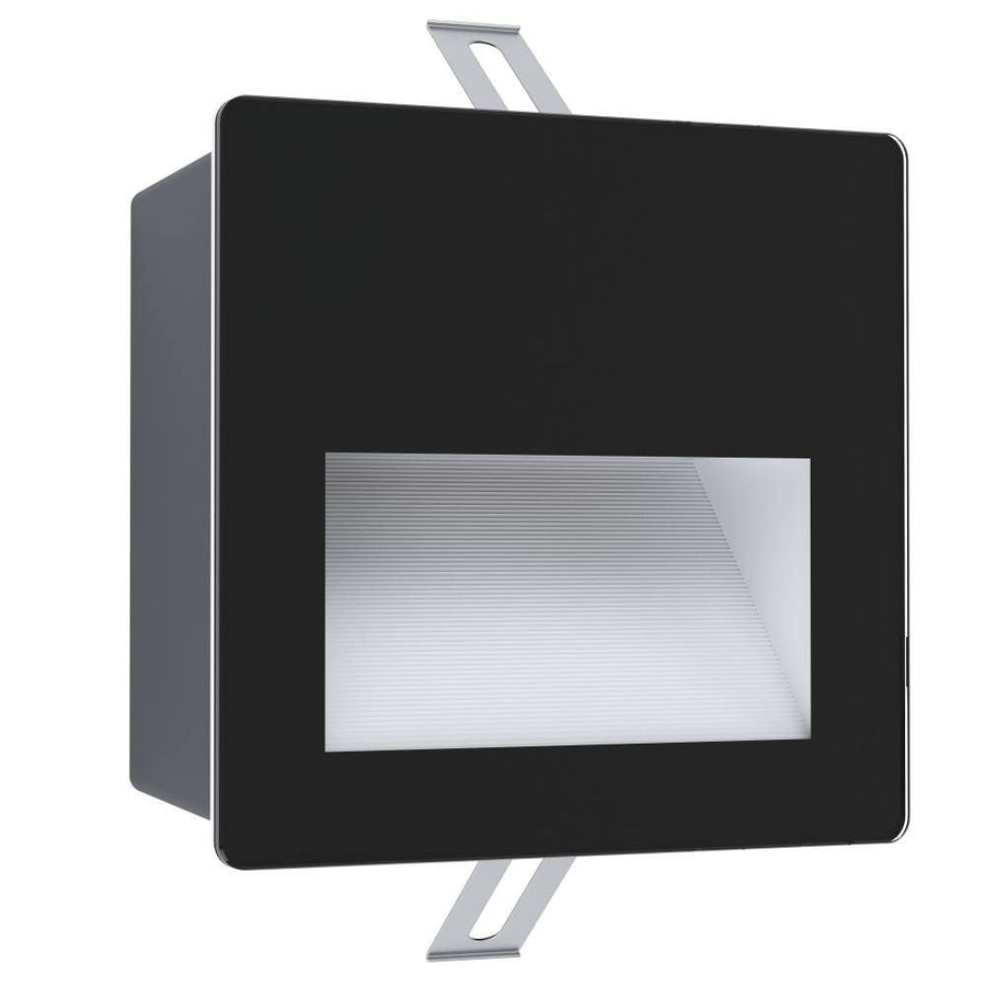 Luminaire carré noir vu de face sur fond blanc, avec pattes de fixation haut et bas.