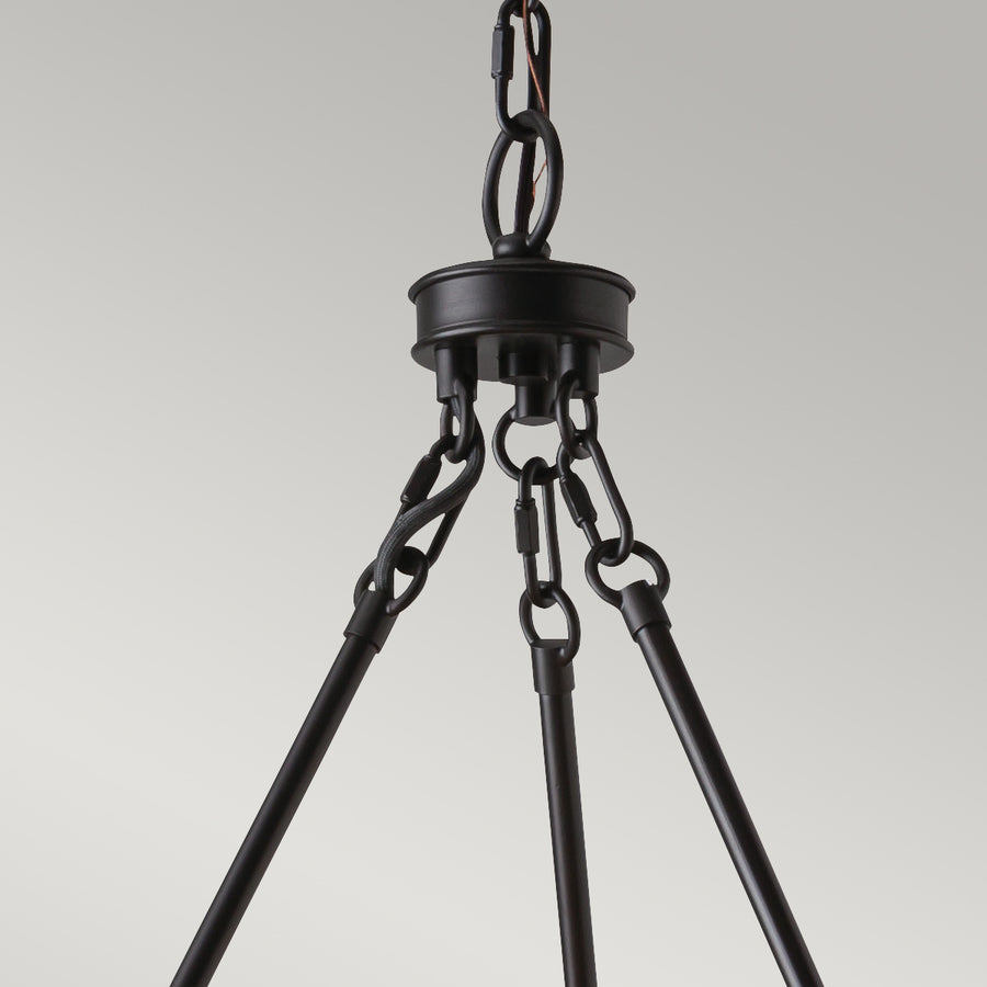 Détail des tiges et chaînes reliant le pavillon central au luminaire, avec câblage apparent