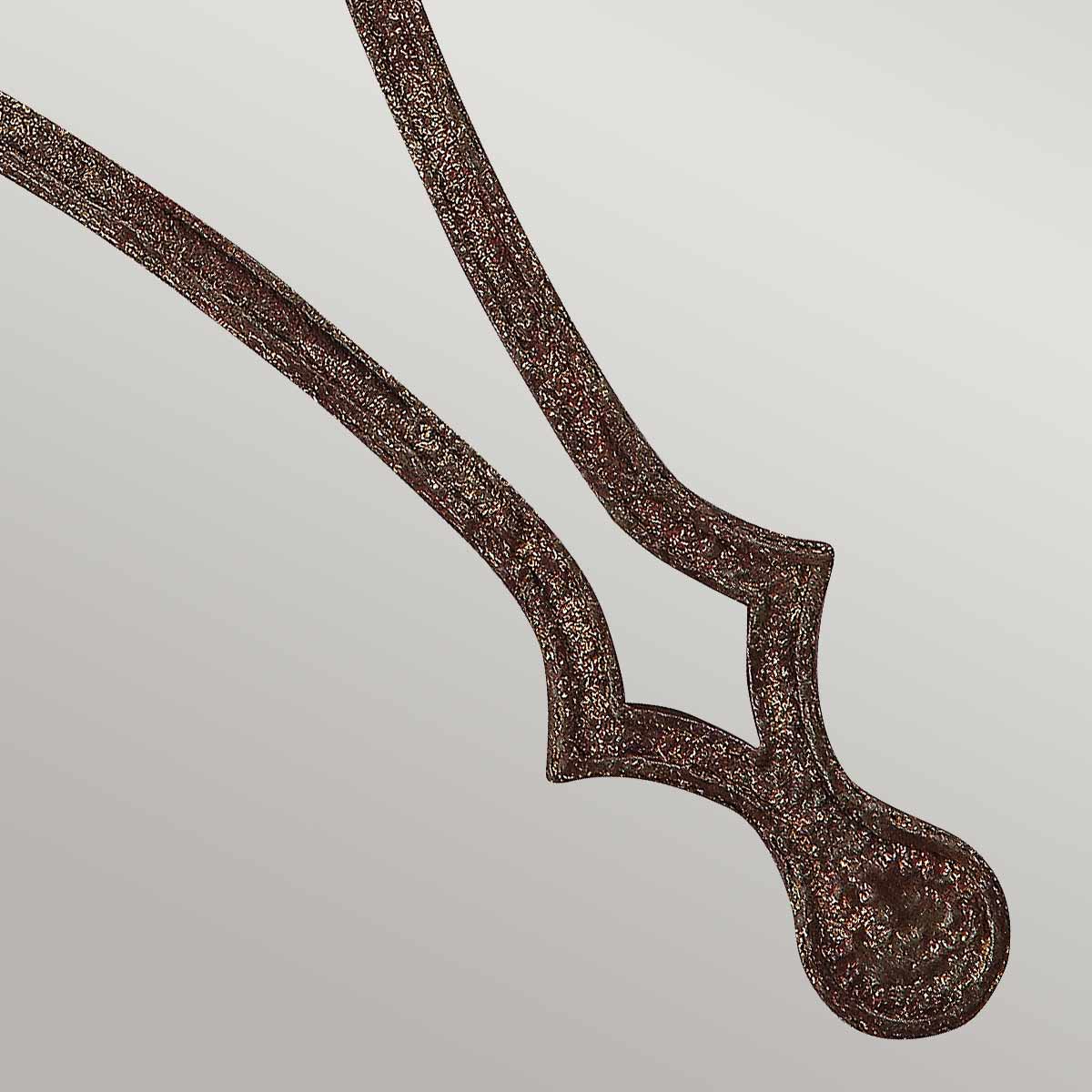 Gros plan sur la ferronnerie décorative en métal bronze vieilli
