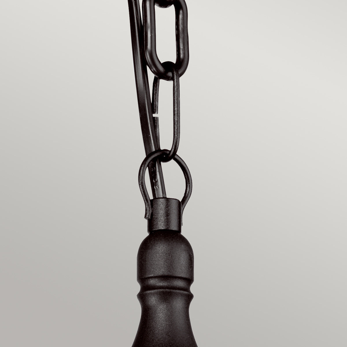 Détail de la chaîne de suspension et de la boucle d'accroche noire