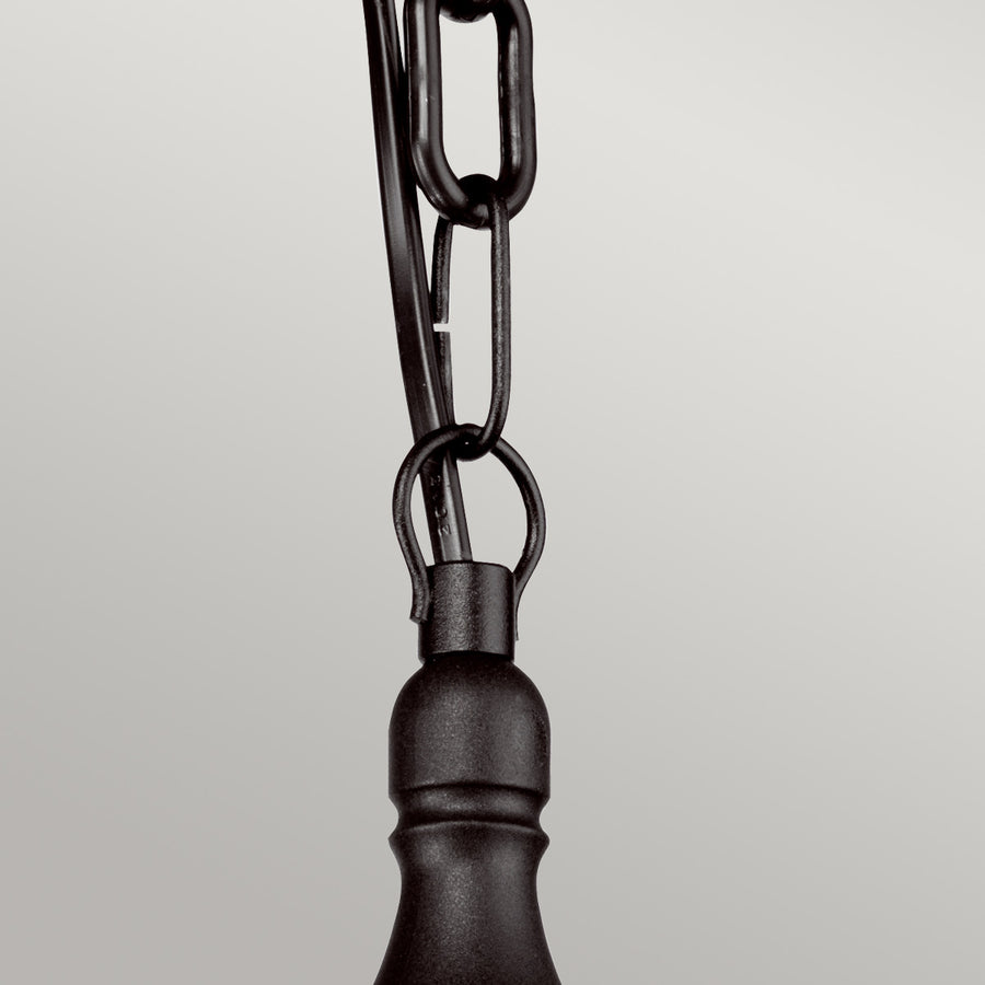 Détail de la chaîne de suspension et de la boucle d'accroche noire