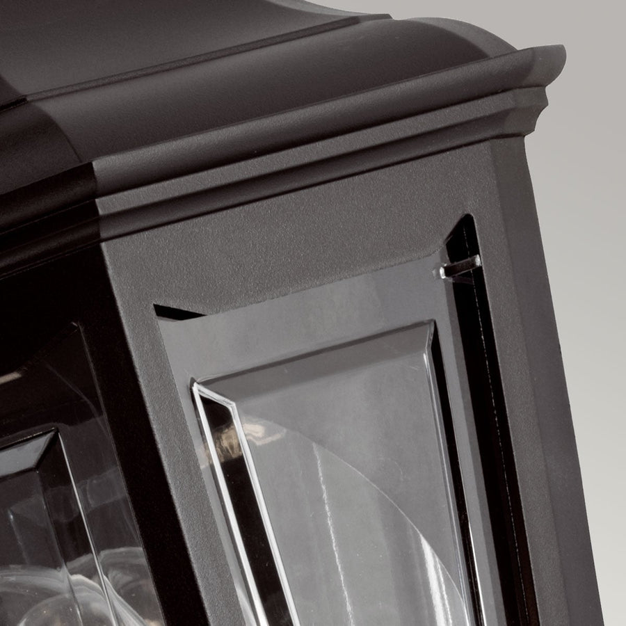 Détail d'un angle du cadre noir et du verre biseauté maintenu par clip