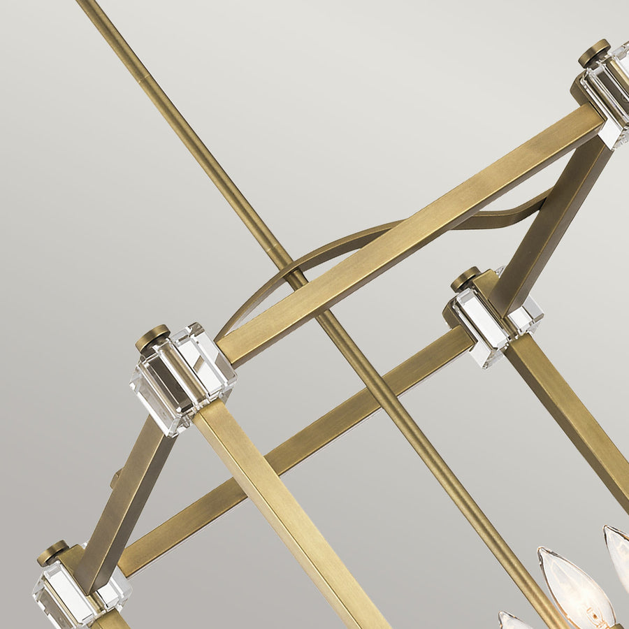 Vue rapprochée des croisillons et blocs de cristal aux angles du cadre.